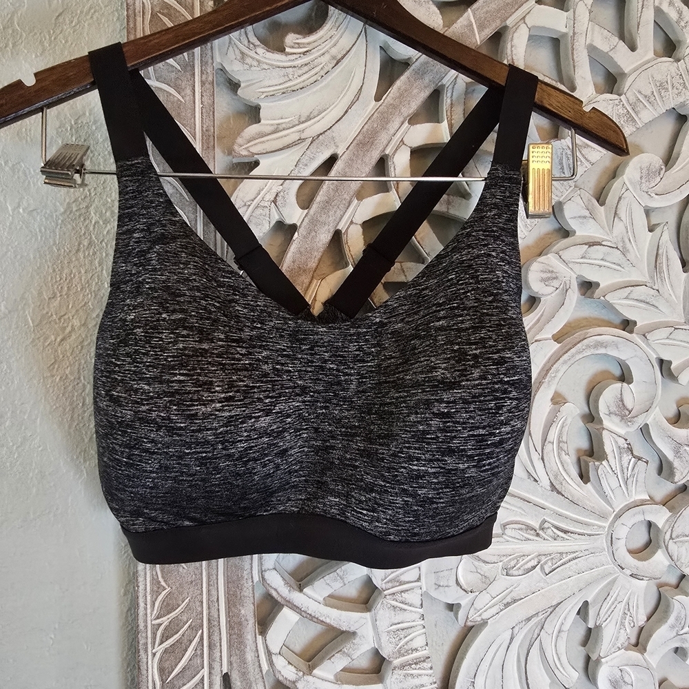 Victoria's Secret Women's Sport Lightweight Wireless Medium Support Bra 36D